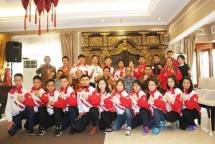 Menperin selaku Ketua Umum PB WI didampingi Sekjen Kemmenperin, Haris Munandar bersama kontingen wushu Indonesia yang akan bertanding pada Sea Games 2017 Malaysia, di Jakarta. (Biro Humas)