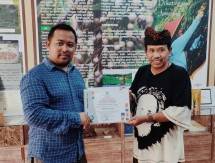 Ketua Dewan Juri OVOS (One Village One Story) Eddie Karsito bersama Founder Desa Wisata Hanjeli, Asep Hidayat Mustopa, saat menyerahkan piagam penghargaan OVOS (One Village One Story) dari oleh Kementerian Pendidikan, Kebudayaan, Riset, dan Teknologi Republik Indonesia.