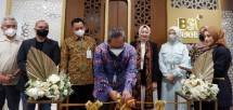 Regional CEO BSI Jakarta 2 Firman Djatnika (tengah) memotong pita saat peresmian outlet BSI Prioritas di Fatmawati, Jakarta Selatan 
