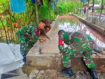 Satgas Yonarmed 1 Kostrad Bantu Mengolah Sagu di Negeri Laha