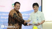 Direktur Utama PT Pupuk Indonesia Energi (PI-Energi) Tentaminarto Tri Februartono berjabat tangan dengan Direktur Utama PT Pupuk Indonesia Aas Asikin Idat dalam acara syukuran Hari Ulang Tahun ke-3 PI-Energi di kantor pusat PI-Energi, Jakarta