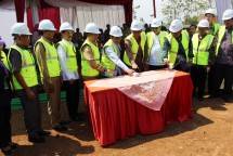 Dirjen Industri Agro Kemenperin Panggah Susanto bersama Bupati Batang Wihaji, Wakil Rektor UGM Bidang Kerja sama dan Alumni, Paripurna saat ground breaking pertama pusat pengembangan kompetensi industri pengolahan kakao di Batang, Jawa Tengah