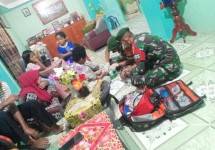 Satgas Yonarmed 1 Kostrad Patroli Kesehatan Keliling Desa Luhu Seram Maluku