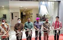 Gubernur DKI Jakarta Anies Baswedan (ketiga dari kiri), didampingi Wakil Presiden Direktur Siloam Hospitals Group Caroline Riady, (kanan) menggunting pita saat peresmian relaunching RS Siloam Mampang, Jakarta Selatan, Jumat, 16 September 2022. (Foto: BeritaSatu/Aditya Laksmana Yudha