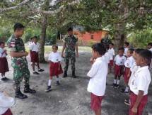 Satgas Yonarmed 1 Kostrad Latih Baris-Berbaris Siswa SD Tananahu