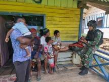 Satgas Pamtas Yonif Raider 142 KJ Kunjungi Warga Talimo Papua