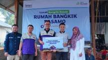 Direktur Operasi Bank Muamalat Awaldi (tengah) dan Direktur Eksekutif BMM Novi Wardi (kedua dari kiri) berfoto bersama warga penerima manfaat pembangunan rumah daur ulang di Pasaman, Sumatera Barat. 