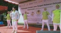 Ibu - ibu melakukan Senam