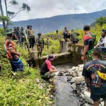 Dandim 1714 Puncak Jaya Papua Tinjau Pembersihan Saluran Irigasi PLTA di Kampung Bendungan