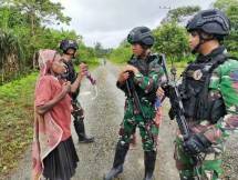 Keceriaan Mama Papua Bersama Satgas Pamtas Yonif Raider 142 KJ Yahukimo Papua