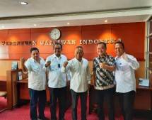 Ketua Umum PWI Pusat Atal S. Depari (Tengah) 
