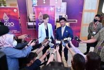 Menteri Komunikasi dan Informatika (Menkominfo) Johnny G Plate (kanan) dengan Menteri Komunikasi dan Informasi Singapura, Josephine Teo memberikan keterangan pers setelah melakukan pertemuan bilateral yang merupakan rangkaian dari ajang Digital Economy Ministers&rsquo; Meeting (DEMM) G20 di Nusa Dua, Badung, Bali, Rabu (31/8/2022). Infopublik
