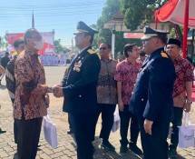 Walikota Semarang DR Hendrar Prihadi didampingi Kepala Dinas Perhubungan Drs. Endro Pudyo Martantono, M,Si secara resmi menyerahkan Mesin EDC secara simbolis kepada 4 Juru Parkir dalam rangka pelaksanaan Parkir Elektronik di Kota Semarang, pada Senin 9 September 2022.