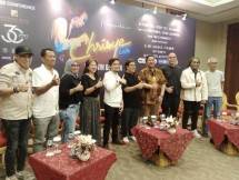 Pemusik Erwin Gutawa (Tengah) 