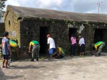 Satgas Yonarmed 1 Kostrad Maluku Tengah Bersihkan Area Benteng Hoorn