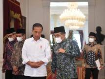 Presiden Jokowi berbincang dengan Ketua Umum PBNU Yahya Cholil Staquf, di Istana Merdeka, Jakarta, Kamis (22/09/2022). (Foto: BPMI Setpres/Rusman) 
