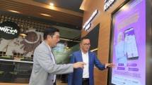 Direktur Operasi Bank Muamalat Awaldi (kanan) menerima penjelasan tentang fitur Gerai Reksa Dana Syariah dari Head of Digital Banking Bank Muamalat Marjuki (kiri) di Muamalat Hijrah Coffee.