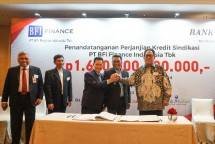 Direksi Bank DKI dan BFI Finance saat penandatanganan sindikasi kredit 