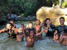 Personel Satgas Yonif 126 KC Bermain Bersama Ajak Anak-Anak di Sungai