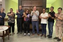 EVP Digital Business & Technology Saiful Hidajat (keempat dari kiri) dan tim berfoto bersama dengan CEO Everynet Lawrence Latham (keempat dari kanan)