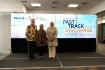 Direktur Utama AdMedika Dwi Sulistiani (tengah) berfoto bersama dengan Chief Operating Officer Allianz Life Indonesia Lasmintono (kiri) dan Direktur Corporate Branding & Customer Management Mitra Keluarga dr. Nurvantina Pandina, MM (kanan) 