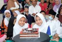 Senyum anak-anak Panti Asuhan ketika dibidik Camera