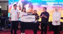 Menteri BUMN Erick Thohir bersama Direktur Pemasaran PT Phapros Tbk Imelda Alini Pohan saat menghadiri gelaran Gen Z Activation 