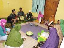 Satgas Yonarmed 1 Kostrad Latihkan Ibu-Ibu Desa Negeri Lima Mainkan Alat Musik Rebana