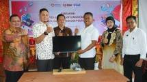 Jubir Kemenperin Febri Hendri Antoni Arif (ketiga dari kanan) bersama jajaran Kementerian Perindustrian menyerahkan secara simbolis bantuan komputer kepada Ketua Yayasan SMK Teknologi Plus Sumbar