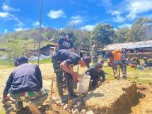 Satgas Yonif Mekanis 203 AK Adakan Giat Karya Bakti Bersama Masyarakat Lanny Jaya