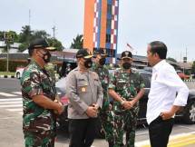 Presiden Jokowi (Baju Putih) 
