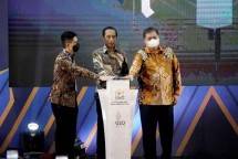 Menko Ekonimi Airlangga Hartarto mendampingi Bapak Presiden Joko Widodo dalam acara "Peluncuran Gerakan Kemitraan Inklusif Untuk UMKM Naik Kelas" yang diselenggarakan oleh Kamar Dagang dan Industri (KADIN) Indonesia di Wisma Smesco Jakarta, Senin (3/10).