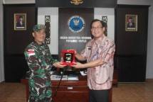BNN Papua Apresiasi Dan Berikan Piagam Penghargaan Kepada Satgas Yonif 126KC
