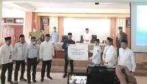 Dalam penyerahan bantuan ini hadir, Ketua Umum Pengurus Besar Nahdlatul Ulama (PBNU), Yahya Cholil Staquf; Komisaris Independen BSI, Arief Rosyid Hasan; Deputy Funding BSI Regional Surabaya, Sefudin Suria Hidayat; Deputy Transaction Business BSI Regional Surabaya, Moh Enry Dzul Fikri; serta Area dan Branch Manager Malang.