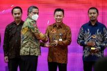 Wisma BCA Foresta Raih Penghargaan Subroto Bidang Efisiensi Energi (PSBE) &ndash; Direktur BCA Frengky Chandra Kusuma (kedua kanan) menerima penghargaan sebagai pemenang pertama Kategori Gedung Hemat Energi Sub Kategori Gedung Baru di ajang Penghargaan Subroto Bidang Efisiensi Energi (PSBE) 2022 yang diberikan langsung oleh Kepala Badan Pengembangan Sumber Daya Manusia ESDM Prahoro Yulijanto Nurtjahyo (kedua kiri) pada Rabu (05/10) di Jakarta. 