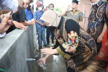 Menteri Sosial Tri Rismaharini mengambil langkah investasi jangka panjang dengan menyulap air keruh menjadi air siap minum.