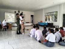 Satgas Yonif 126KC Beri Pembekalan P3K Siswa Perbatasan Di Papua