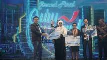 Penyerahan hadiah secara simbolis oleh Tribe Leader Education Digital Business & Technology Telkom Djufri Adrian (paling kiri) kepada pemenang Juara 1 program Guru Unggul by Pijar Sekolah Lutfi Hidayati dari SDIT Permata Hati (tengah depan)