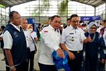 Gubernur DKI Jakarta, Anies Rasyid Baswedan didampingi oleh Kepala DLH DKI Jakarta, Asep Kuswanto dan Direktur Legal & External Affairs PT Chandra Asri Petrochemical Tbk, Edi Rivai meninjau pelaksanaan JRC di Kecamatan Pesanggrahan, Jakarta Selatan.