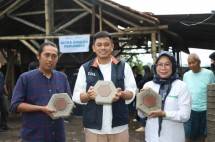 Rini Israfiyah, Kepala Departemen TJSL Perum Perumnas bersama pelaku UMK Beton di Sukabumi.