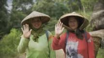 Dua petani tersenyum sumringah 