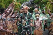 Kunjungan Pangdam XVII Cenderawasih ke Makorem 174ATW Disambut Meriah Oleh Prajurit Korem 174ATW