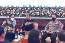 Menko Polhukam Mahfud MD bersama Kapolri Jend Listyo Sigit Prabowo mendampingi Presiden Jokowi saat memberikan arahan kepada jajaran Polri, di Istana Negara, Jakarta, Jumat (14/10/2022). (Foto: Humas Setkab/Jay) 