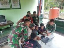 Satgas Yonif 126 Kala Cakti Ajarkan Pengetahuan Komputer Kepada Anak-Anak di Perbatasan