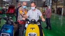 Menteri Perindustrian Agus Gumiwang Kartasasmita mencoba motor listrik