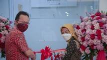 Kerja sama antara AdMedika dan Mayapada Hospital yang ditandai dengan seremonial gunting pita oleh CEO AdMedika Dwi Sulistiani (kanan) dan Group Commercial Director Mayapada Healthcare Benjamin Winoto (kiri)