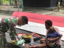Satgas Pamtas Yonif 126 KC Obati Warga yang Terkena Luka Robek di Perbatasan