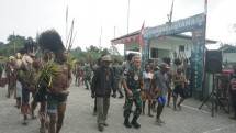 Persembahan Tarian Adat Papua Lepas Personel Satgas Yonif 126KC