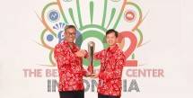 BCA Raih Penghargaan Gold Champion di Ajang The Best Contact Center Indonesia 2022 - Wakil Presiden Direktur Armand Wahyudi Hartono (kanan) menerima penghargaan Gold Champion yang diberikan langsung oleh Andi Anugrah selaku Ketua Indonesia Contact Center Association (ICCA) (kiri) di Jakarta, beberapa waktu lalu. Apresiasi ini menjadi beberapa bukti kinerja Halo BCA yang konsisten memberikan service excellence dalam layanan perbankan khususnya bagi layanan #BankingFromHome.