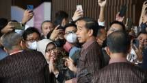Direktur Eksekutif LPEI, Riyani Tirtoso saat berbincang dengan Presiden Jokowi